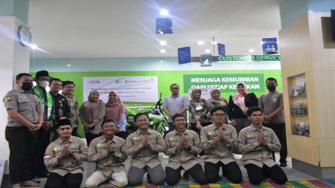 UPZDK Permata Bank Syariah menyalurkan beasiswa tahfidz bagi 10 mahasiswa di Riau sebesar Rp1.800.000 per tiga bulan.