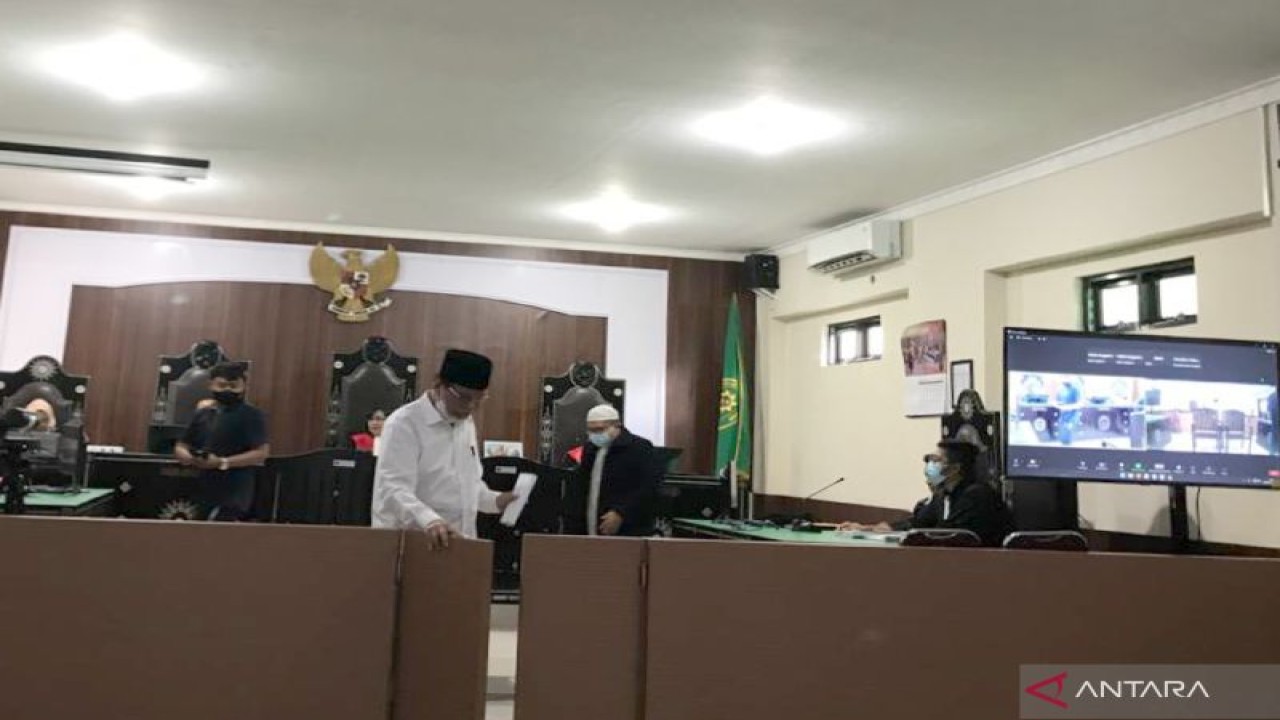 Foto Dokumentasi-Terdakwa Ustaz Mizan Qudsiah (kedua kanan) berjalan menuju kursi pesakitan di hadapan majelis hakim dalam sidang kasus dugaan ujaran kebencian terhadap makam keramat di Pulau Lombok, di Pengadilan Negeri Mataram, NTB, Rabu (2/9/2022). (ANTARA/Elsa)