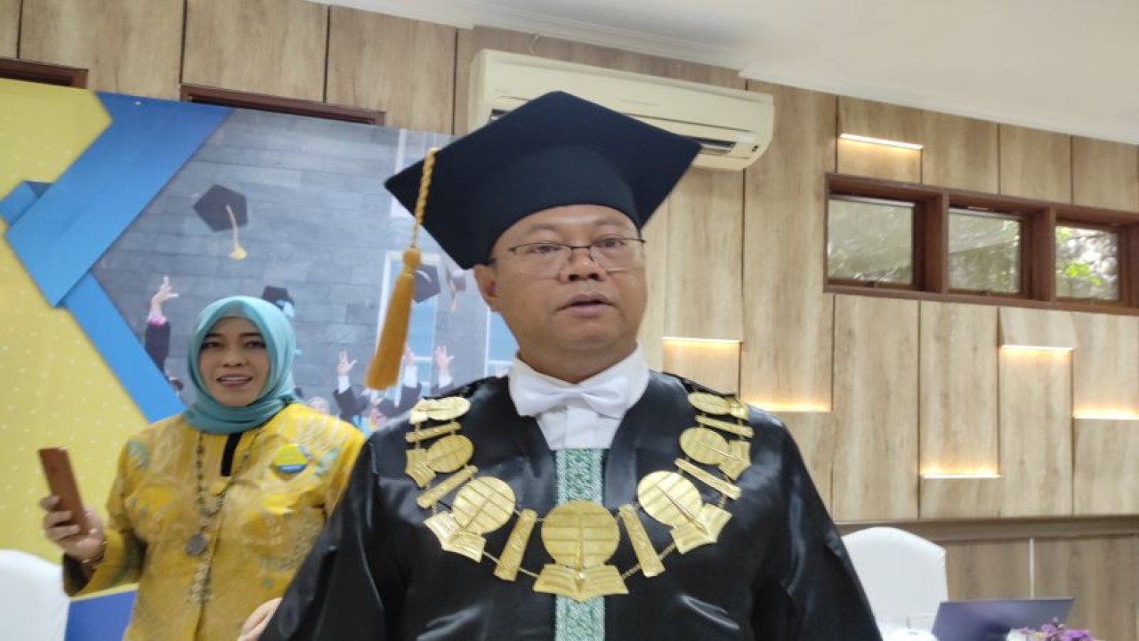 Rektor Universitas Terbuka (UT) Prof Ojat Darojat di Tangerang Selatan, Banten, Selasa (22/11/2022). (ANTARA/Indriani)