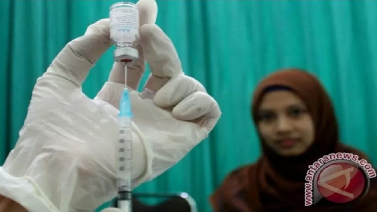 Ilustrasi - Petugas medis menyiapkan vaksin meningitis untuk warga yang hendak mengunjungi Tanah Suci Mekkah di Arab Saudi untuk menunaikan ibadah. (ANTARA FOTO/Ari Bowo Sucipto)