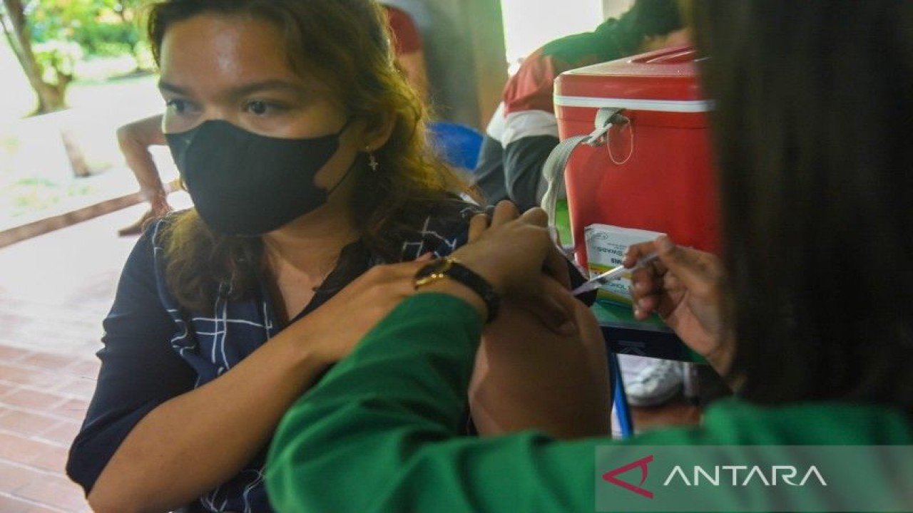 Vaksinasi COVID-19 di Kota Medan, Sumatera Utara. (ANTARA/Nur Aprilliana Br Sitorus)