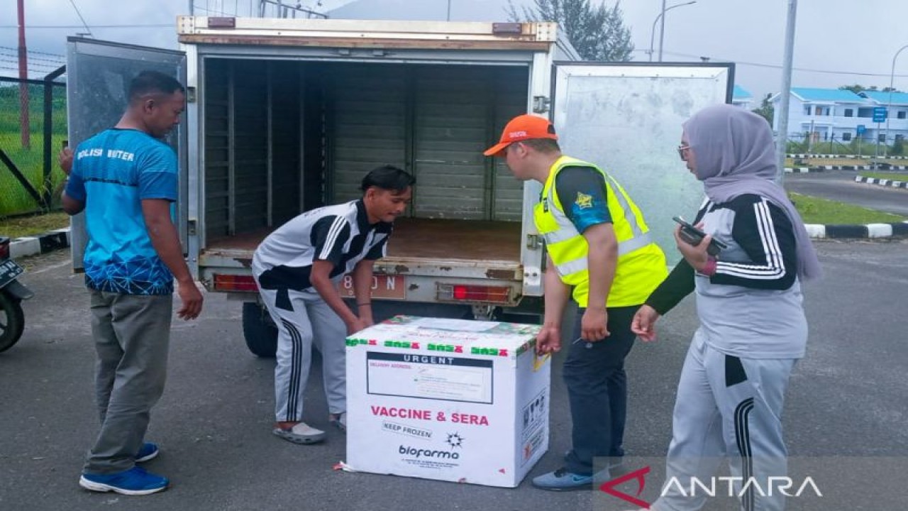 Petugas Kesehatan saat melakukan pengangkutan vaksin di Bandar Udara Natuna, Jumat (18/11). (ANTARA/Cherman)