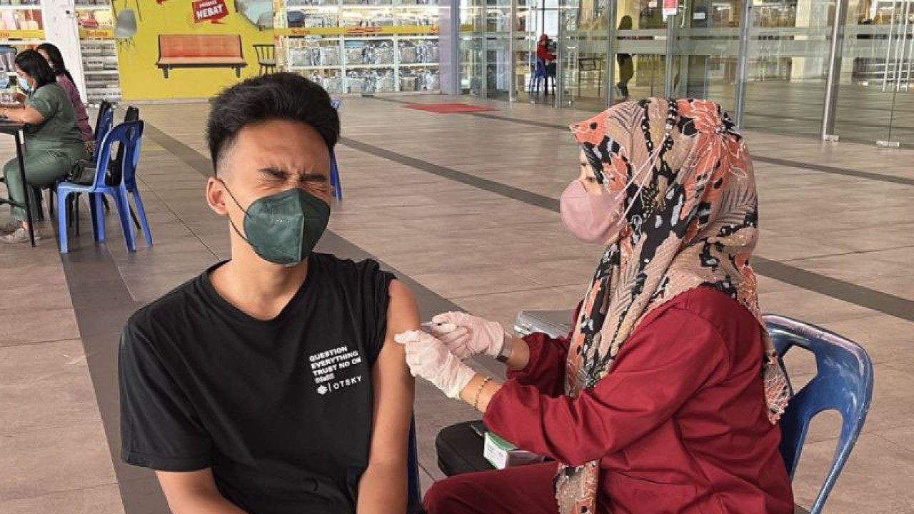 Pemberian vaksinasi COVID-19 dosis penguat (booster) di Kota Batam, Kepri. (ANTARA/Jessica)