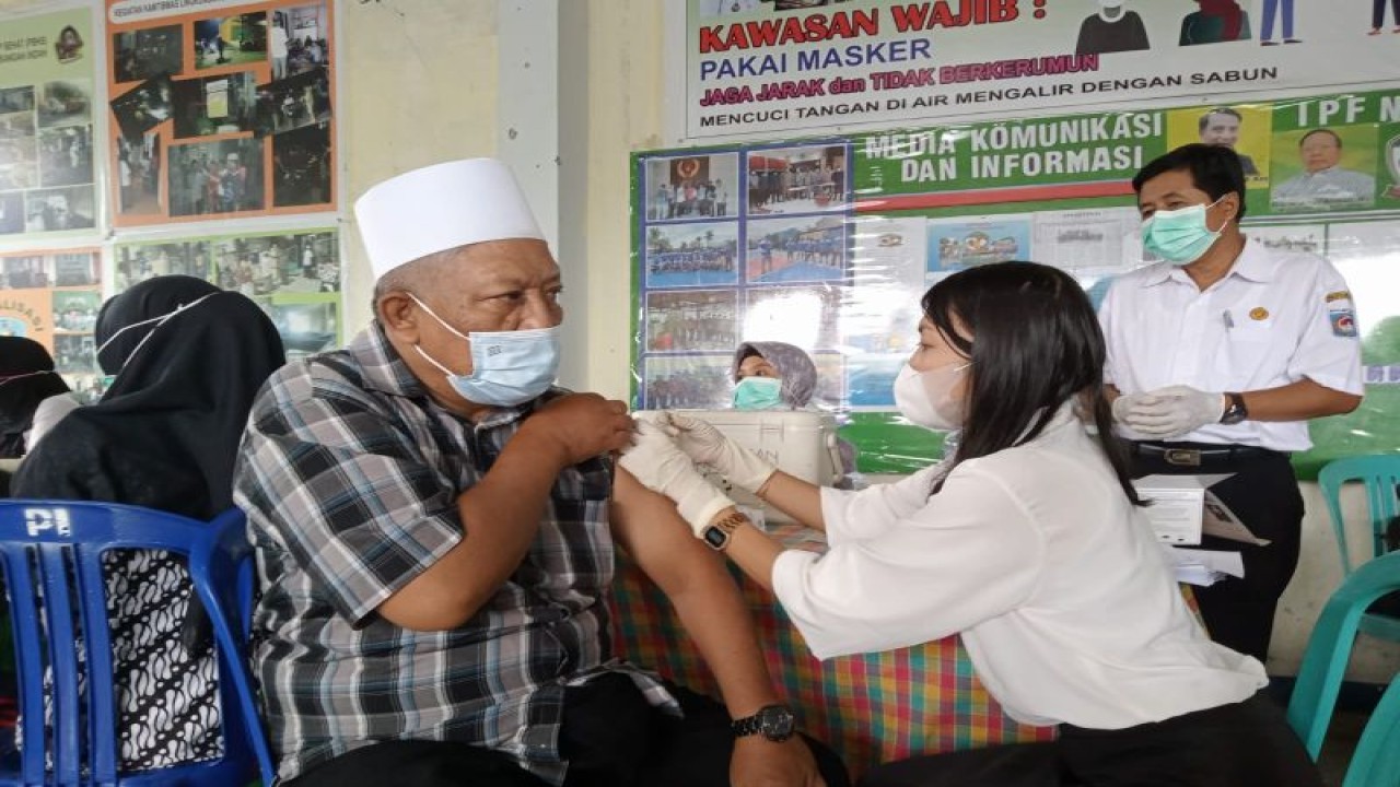 Arsip Foto. Pelayanan vaksinasi COVID-19 bagi warga lansia di Kota Mataram, Provisi Nusa Tenggara Barat. (ANTARA/Nirkomala)