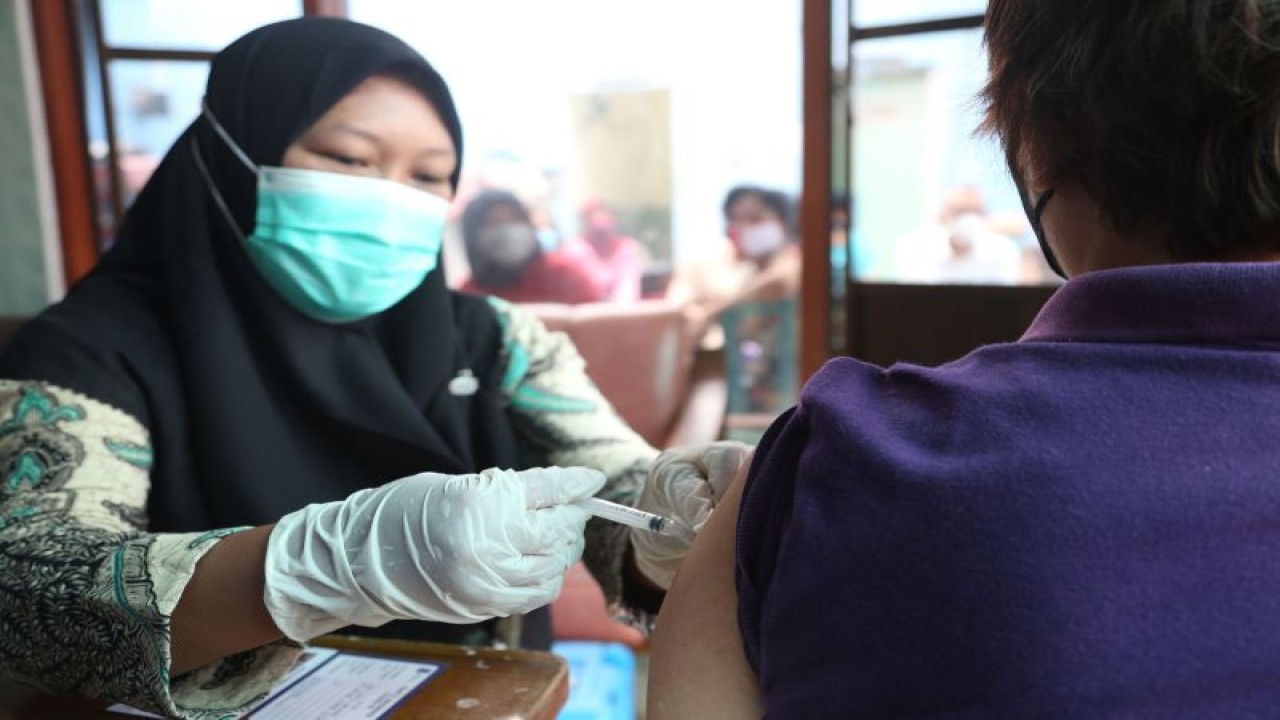 Foto Arsip - Seorang warga menjalani vaksinasi booster dosis tiga di Kota Surabaya. (ANTARA/HO-Diskominfo Surabaya)
