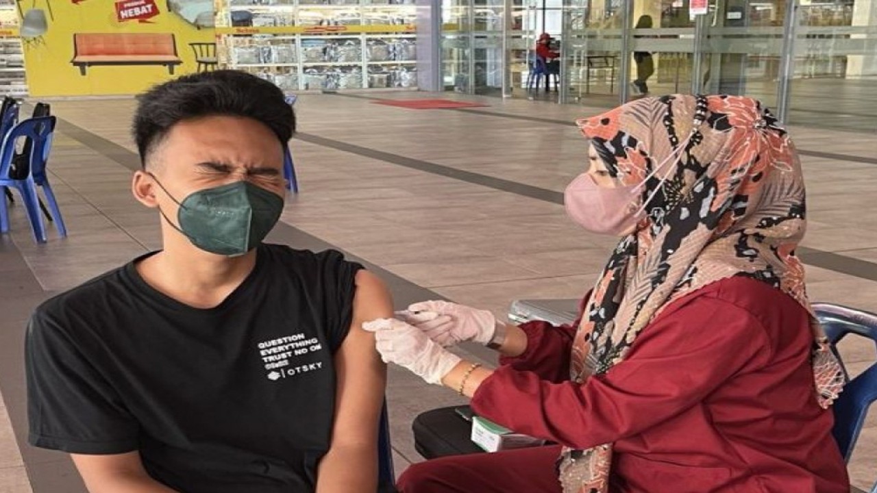 Pemberian vaksinasi COVID-19 dosis penguat di Kota Batam, Kepri (ANTARA/Jessica)