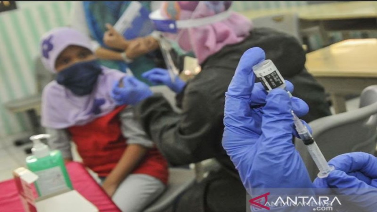 Arsip Foto. Petugas medis menyiapkan vaksin HPV dalam pelayanan Bulan Imunisasi Anak Sekolah (BIAS) di Sekolah Dasar Negeri 05 Pondok Kelapa, Jakarta Timur, Rabu (26/8/2020). (ANTARA FOTO/ Fakhri Hermansyah/aww)