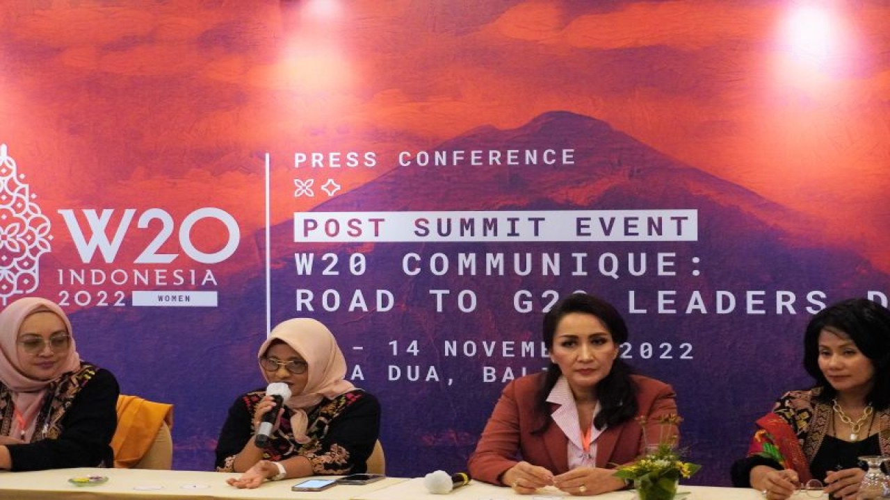 Chair W20 Indonesia Hadriani Uli Silalahi (kanan) dalam konferensi pers Post Summit Women20. (ANTARA/ HO-W20 Indonesia)