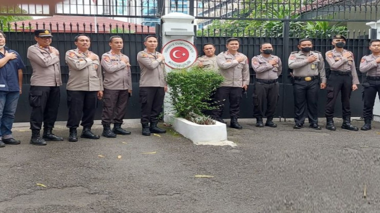 Wakapolres Metro Jakarta Selatan AKBP Harun bersama jajaran kepolisian wilayah Jakarta Selatan berada di Kedutaan Besar Turki di Jakarta, Rabu (16/11/2022). ANTARA/HO-Polrestro Jakarta Selatan