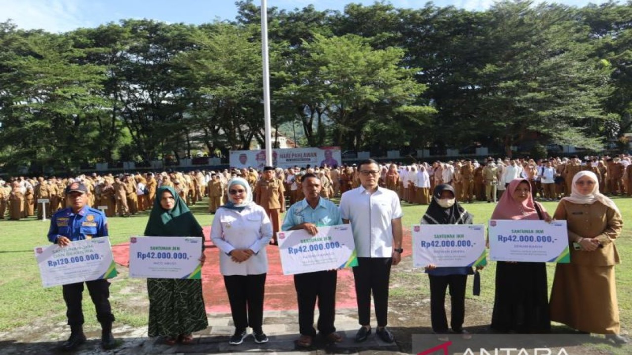 Wakil Bupati Bone Bolango, Merlan S. Uloli berfoto bersama usai menyerahkan santunan BPJS Ketenagakerjaan atau BPJamsostek senilai Rp288 juta kepada lima ahli waris di Kabupaten Bone Bolango, Gorontalo. ANTARA/HO-Diskominfo Bone Bolango