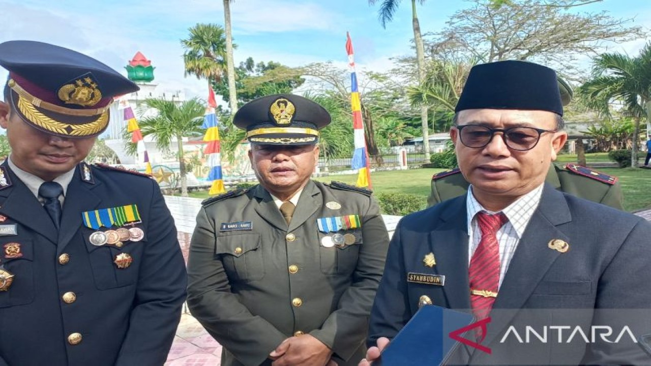 Wakil Bupati Bangka Syahbudin usai upacara Hari Pahlawan 10 November di Taman Makam Pahlawan Padma Satria Sungailiat (ANTARA/Kasmono)