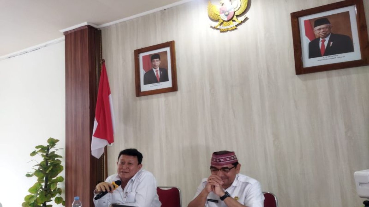 Wakil Bupati Manggarai Barat Yulianus Weng (kiri) dan Sekretaris Daerah Kabupaten Manggarai Barat Fransiskus Sales Sodo (kanan) (ANTARA/Fransiska Mariana Nuka)