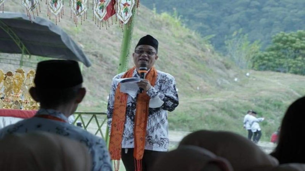 Wakil Bupati Sigi Samuel Yansen Pongi menyampaikan sambutan pada upacara peringatan HUT PGRI Tingkat Kabupaten Sigi Tahun 2022, berlangsung di Desa Wayu, Kecamatan Marawola Barat, Kamis (24/11/2022) (ANTARA/HO-Prokopim Setda Pemkab Sigi)