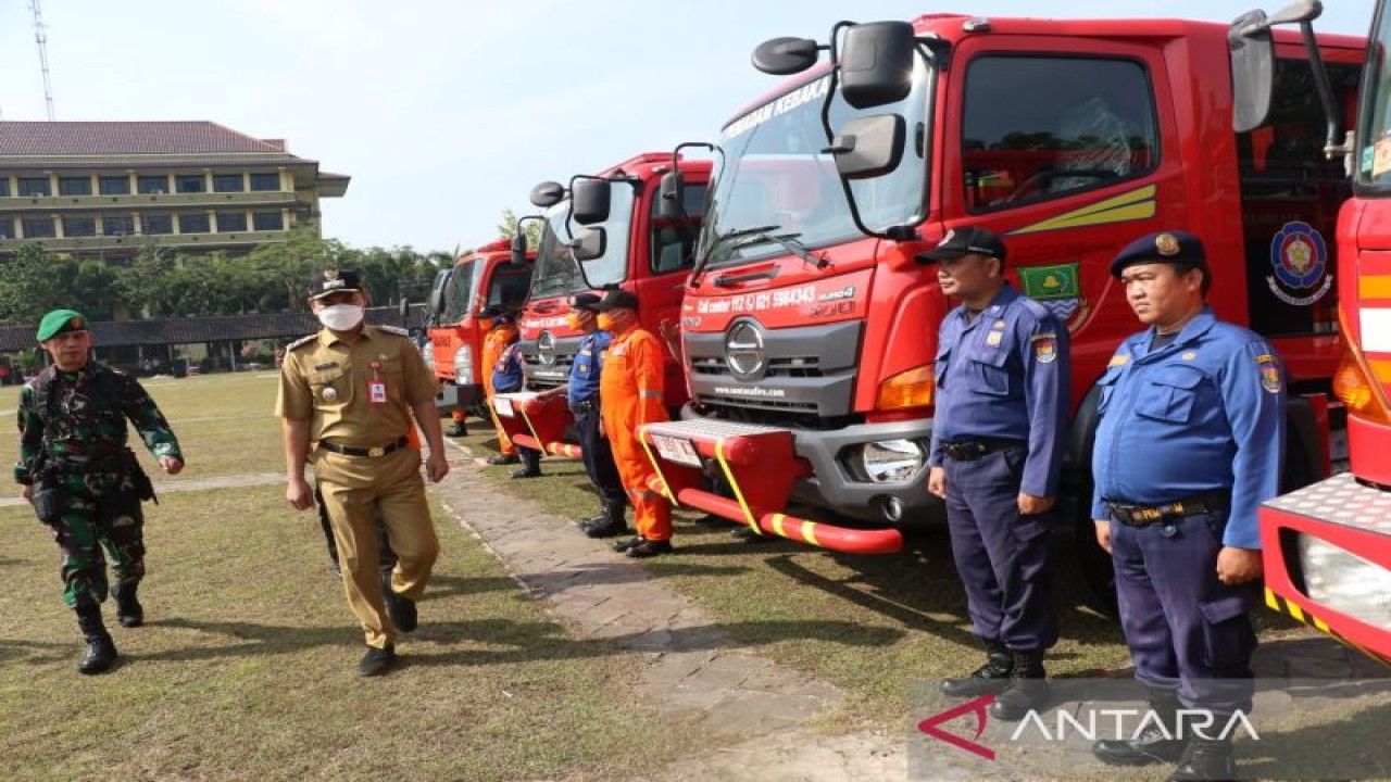 Wakil Bupati Tangerang Mad Romli (tengah) mengecek perlengkapan dan pasukan gabungan penaganan bencana alam dalam apel kesiapsiagaan menghadapi di Kabupaten Tangerang, Selasa (1/11/2022). (ANTARA/Azmi)