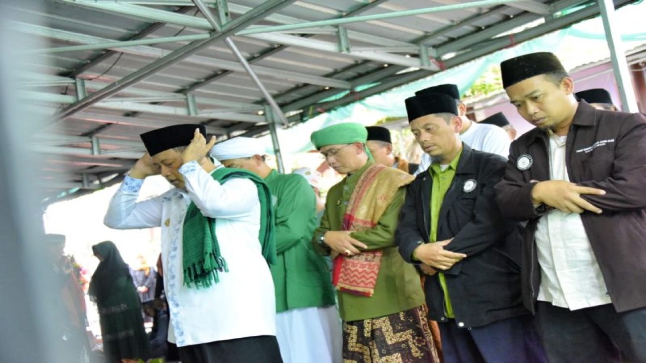 Wakil Gubernur Jawa Barat Uu Ruzhanul Ulum saat melaksanakan salat gaib untuk korban Gempa Cianjur yang meninggal dunia. Salat tersebut berlangsung di sela-sela Rapat Koordinasi Wilayah Dewan Pengurus Wilayah (DPW) Ikatan Pesantren Indonesia (IPI) Provinsi Jabar di Pondok Pesantren Daarul Ma'arifah Kotakaler, Kabupaten Sumedang, Rabu (23/11/2022). (FOTO ANTARA/HO-Humas Pemda Jawa Barat)