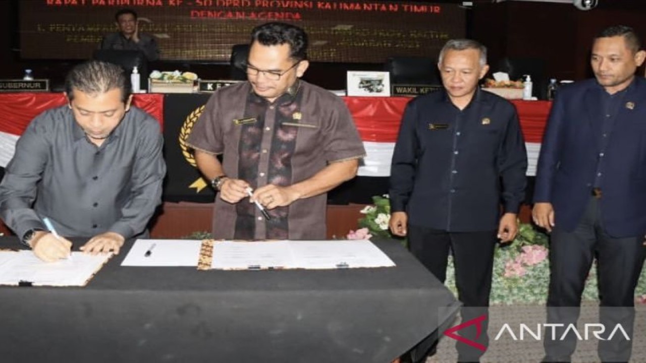 Wakil Gubernur Kaltim Hadi Mulyadi didampingi Ketua DPRD Kaltim Hasan Mas'ud menandatangani rancangan paraturan daerah (Ranperda) APBD Provinsi Kaltim tahun anggaran 2023 (Diskominfo Kaltim)