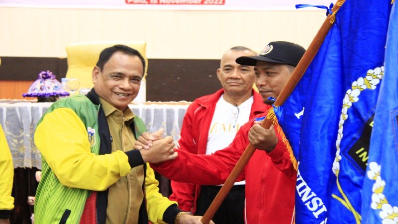 Wakil Gubernur Sulawesi Tengah Ma'mun Amir (kiri) menyerahkan bendera kepada Ketua Kontingen Sulteng yang akan berlaga dalam Pekan Olahraga Wartawan Nasional XIII di Kota Palu, Provinsi Sulawesi Tengah, Selasa (15/11/2022). ANTARA/PWI Sulteng
