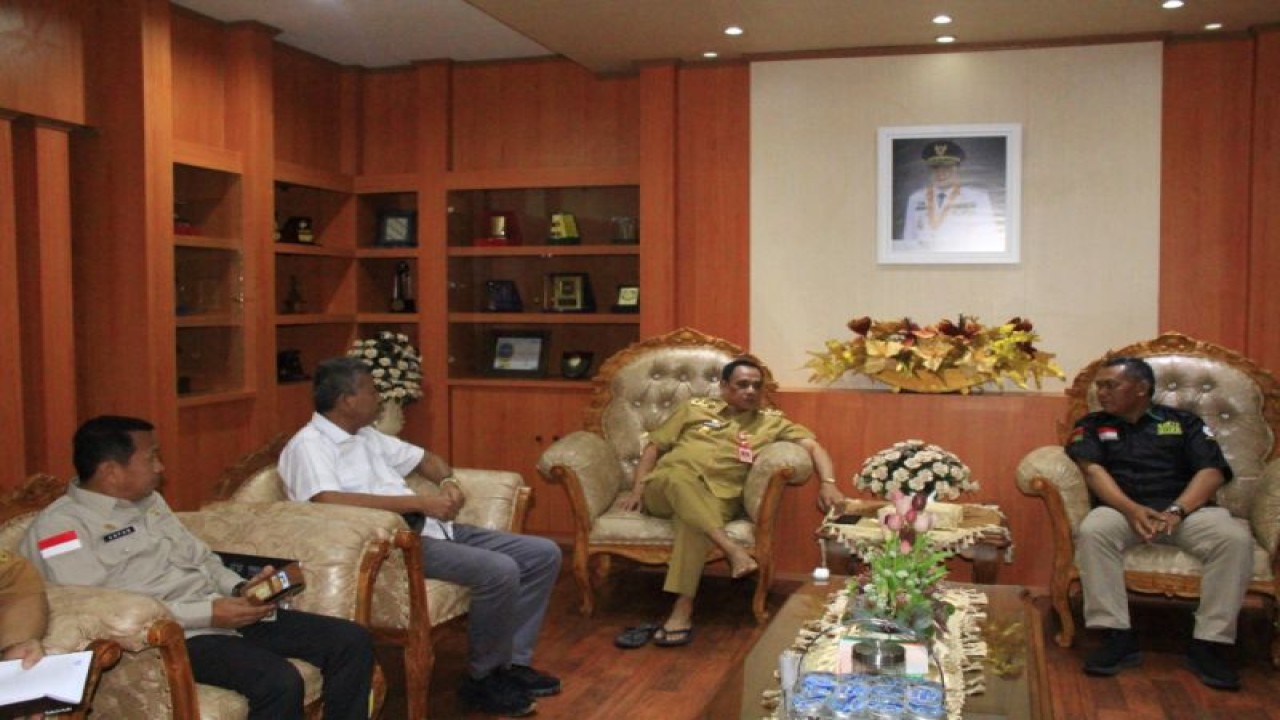 Wakil Gubernur Sulteng Ma'mun Amir menerima kunjungan silaturahin pengurus DPW Apkasindo, di ruang kerjanya di Kantor Gubernur Sulteng, di Palu, Selasa (15/11/2022). (ANTARA/HO-Prokopim Setda Pemprov Sulteng)