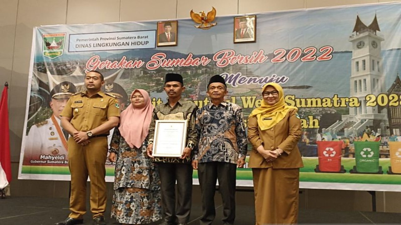 Wakil Gubernur Sumbar, Audy Joinaldy didampingi Kepala Dinas Lingkungan Hidup, Siti Aisyah saat memberikan penghargaan lingkungan pada tokoh masyarakat. (ANTARA/Miko Elfisha)