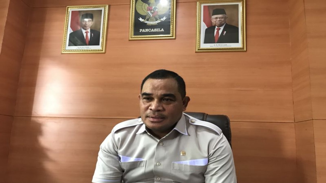 Wakil Ketua DPRD Ambon Rustam Latupono, di Ruangannya, Ambon, Senin. (ANTARA/Winda Herman)