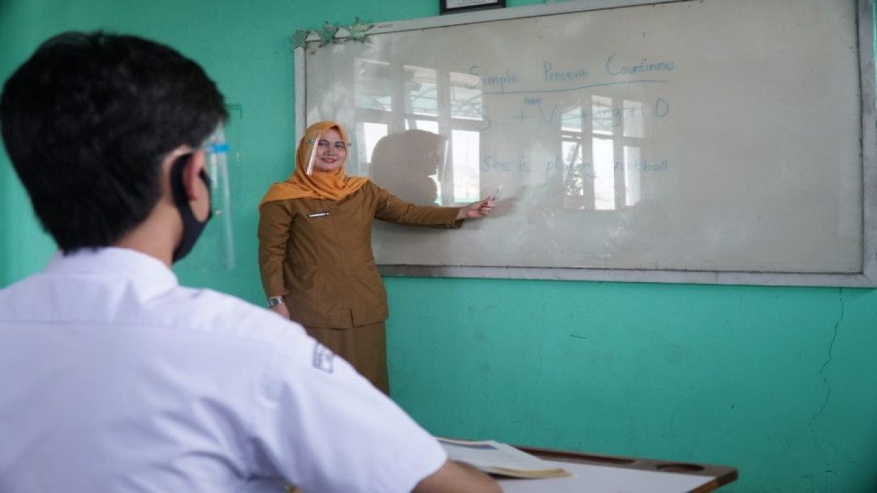 Wakil Ketua Komisi B DPRD Surabaya Anas Karno saat meninjau pemasangan gorong-gorong dan pengaspalan di sepanjang Jalan Kedung Tomas, Menur Pumpunan, Kota Surabaya, Jawa Timur, Minggu (20/11/2022). (ANTARA/HO-DPRD Surabaya)