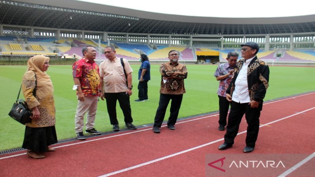 Wakil Ketua Komisi X DPR RI Abdul Fikri Faqih  (paling kanan) bersama rombongan saat meninjau di Stadion Manahan Solo, Jumat (11/11/2022). ANTARA/Bambang Dwi Marwoto.