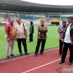 Wakil Ketua Komisi X DPR RI Abdul Fikri Faqih  (paling kanan) bersama rombongan saat meninjau di Stadion Manahan Solo, Jumat (11/11/2022). ANTARA/Bambang Dwi Marwoto.-1668162371