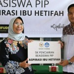Wakil Ketua Komisi X DPR RI Hetifah Sjaifudian menyerahkan bantuan beasiswa PIP-1668650041