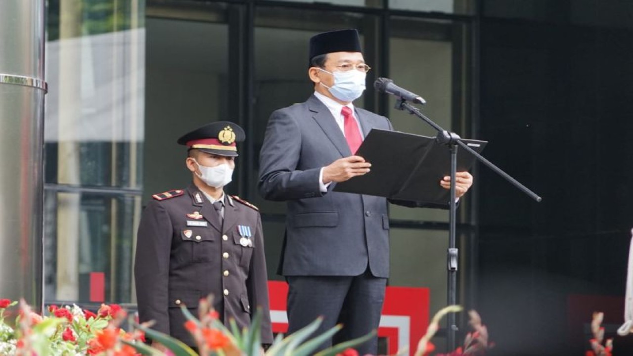 Wakil Ketua KPK Johanis Tanak sebagai pembina upacara peringatan Hari Pahlawan di halaman Gedung Merah Putih KPK, Jakarta, Kamis (10/11/2022). (ANTARA/HO-Humas KPK)