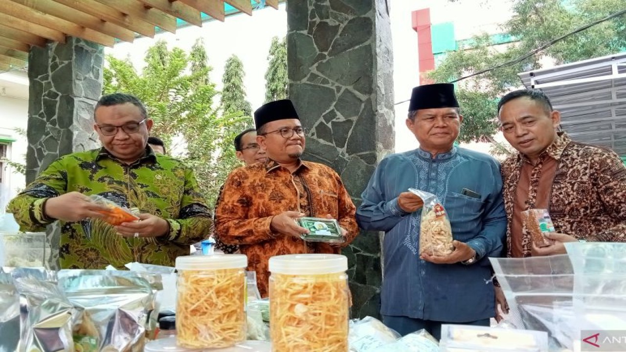 Wakil Menteri Ketenagakerjaan Afriansyah Noor (kiri) saat berdialog bersama UMKM Kota Jambi didampingi Wakil Wali Kota Jambi Maulana, Jumat (4/11) (ANTARA/Tuyani)