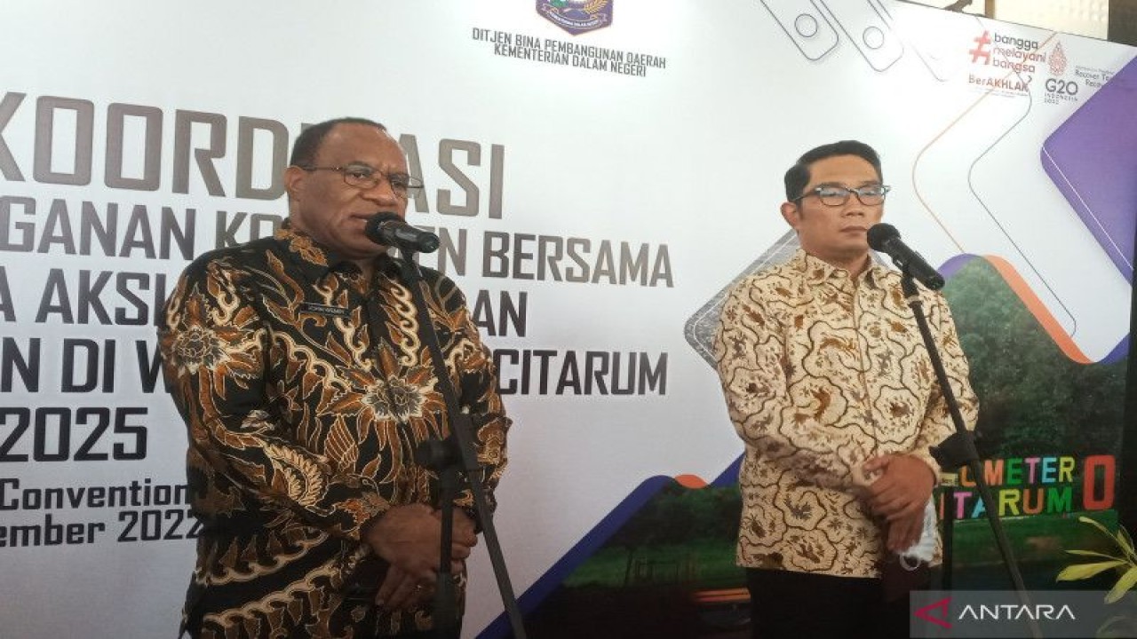 Wakil Menteri Dalam Negeri (Wamendagri) John Wempi Wetipo saat memberikan keterangan kepada wartawan usai menghadiri kegiatan penandatanganan "Rencana Aksi Pengelolaan Persampahan di Wilayah DAS Citarum Tahun 2022-2025" di Jakarta, Jumat (18-11-2022). ANTARA/Tri Meilani Ameliya.