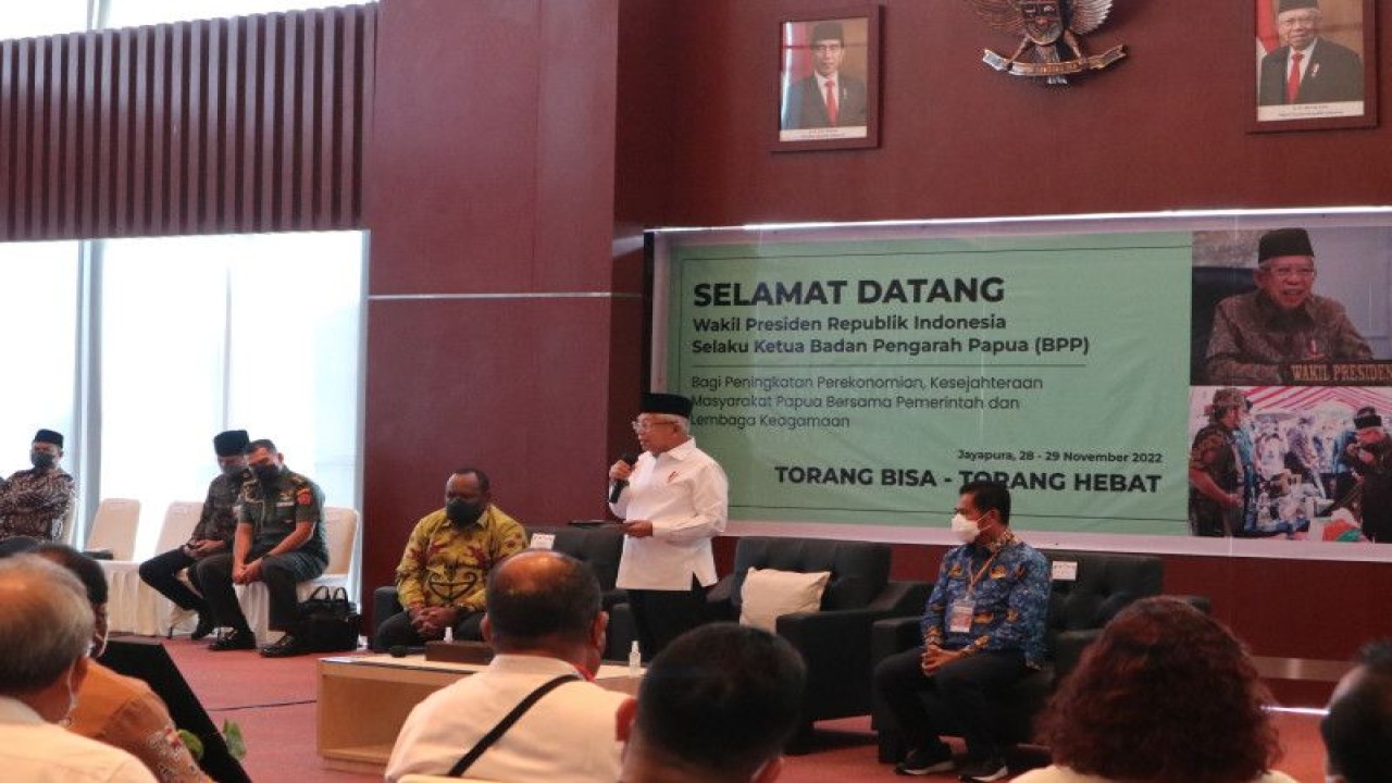 Wakil Presiden RI Ma'ruf Amin membahas pelaksanaan otonomi khusus Papua bersama Dewan Perwakilan Rakyat Papua (DPRP), Majelis Rakyat Papua (MRP), dan Sekretaris Daerah Provinsi Papua beserta jajaran di Kota Jayapura, Provinsi Papua, Selasa (29-11-2022). ANTARA/Desca Lidya Natalia