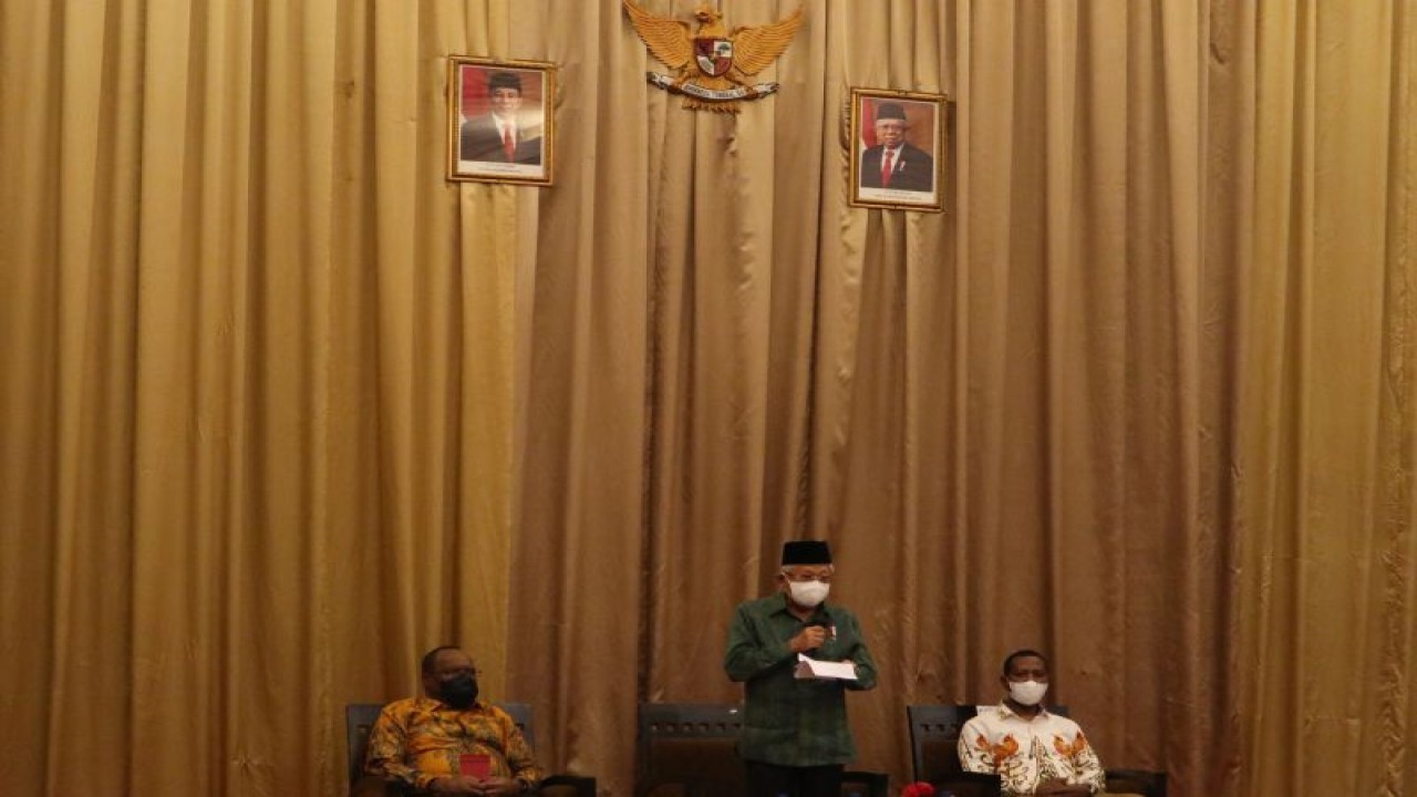 Wakil Presiden Ma'ruf Amin dalam pertemuan dengan Pj. Gubernur Papua Selatan Apolo Safanpo (kanan), Wakil Menteri Dalam Negeri John Wempi Watipo (kiri), Forkopimda Provinsi Papua Selatan, FKUB Merauke di Merauke, Papua Selatan, Rabu (30/11/2022) (ANTARA/Desca Lidya Natalia)