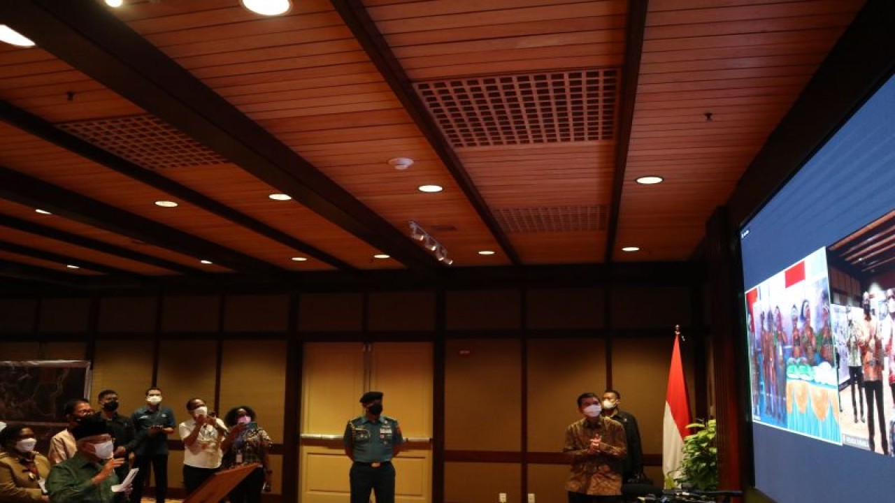 Wakil Presiden Ma'ruf Amin berdialog melalui sambungan "video conference" dengan peserta pelatihan di Somatua Training Center, Mimika, Papua Tengah pada Rabu (30/11/2022). (ANTARA/Desca Lidya Natalia)