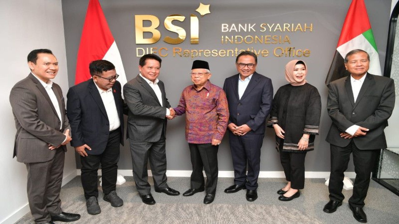 Wakil Presiden Ma’ruf Amin meninjau kantor perwakilan Bank Syariah Indonesia di Dubai, Uni Emirat Arab, Jumat (4/11/2022). ANTARA/HO-BPMI Setwapres