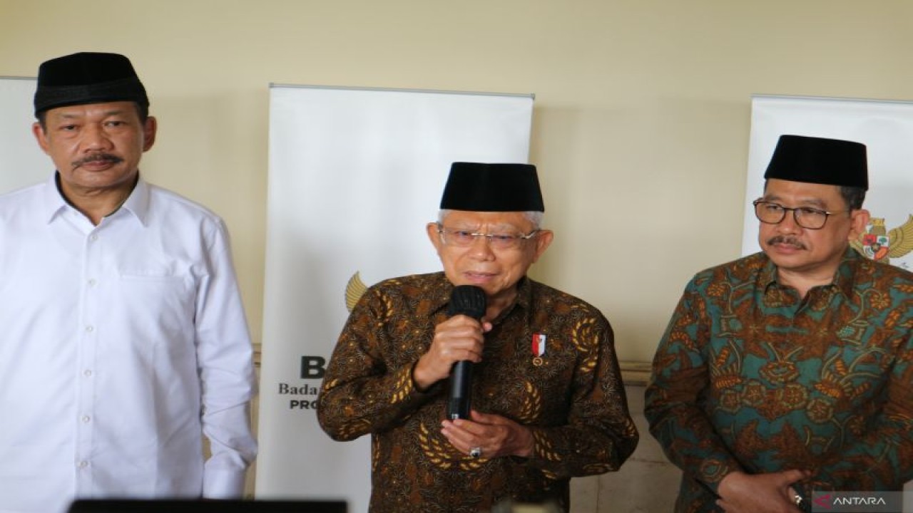 Wakil Presiden Ma'ruf Amin menyampaikan pernyataan didampingi Wakil menteri Agama Zainut Tauhid Sa'adi (kanan) dan Ketua BAZNAS Noor Achmad (kiri) dalam acara Silaturahim Wapres Ma'ruf Amin dengan pimpinan dan pengurus BAZNAS se-Jawa Tengah di Surakarta, Senin (21/11/2022). ANTARA/Desca Lidya Natalia.