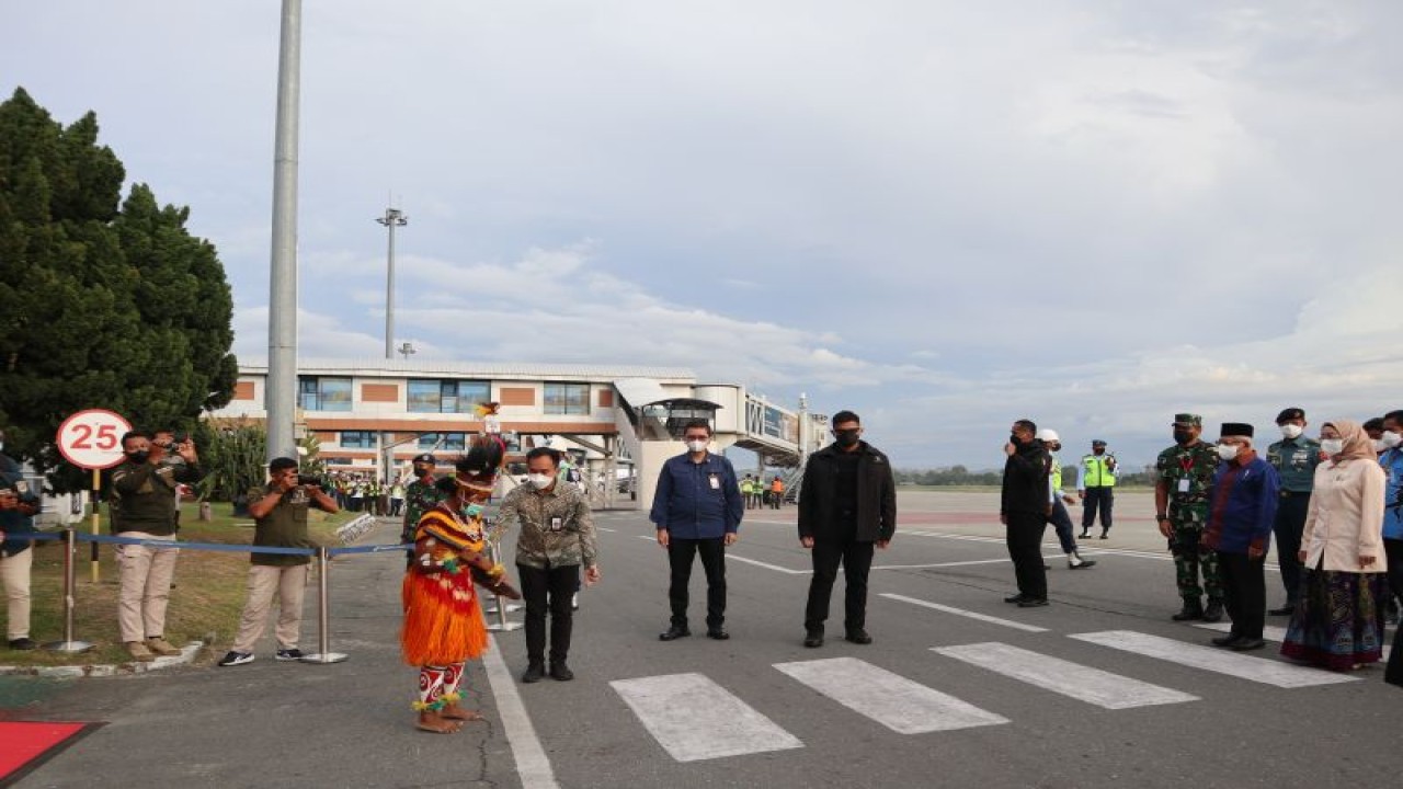 Wakil Presiden Ma'ruf Amin selaku Ketua Badan Pengarah Percepatan Pembangunan Otonomi Khusus Papua (BP3OKP) tiba di Bandara Internasional Sentani, Jayapura, Papua disambut dengan Tarian "Selamat Datang" pada Senin (28/11) sore. ANTARA/Desca Lidya Natalia.