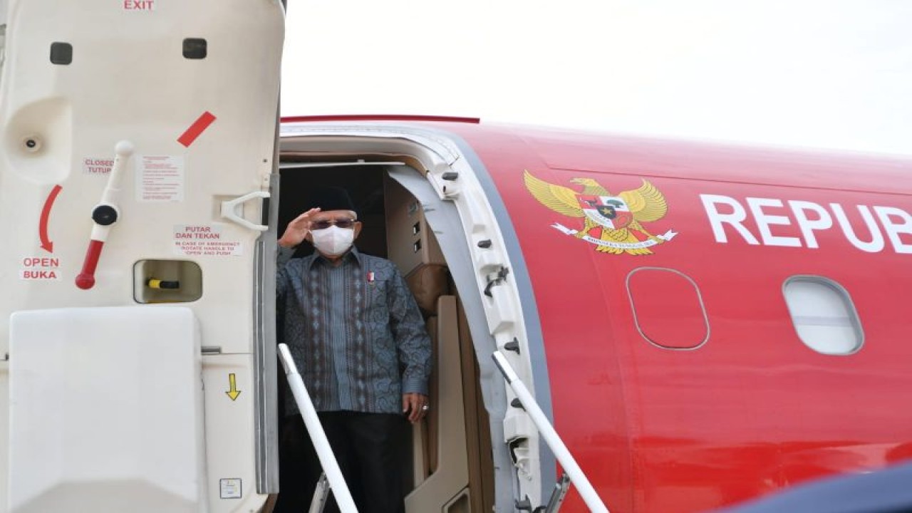 Wakil Presiden Ma'ruf Amin berangkat ke Palu, Sulawesi Tengah, dari Pangkalan TNI TNI Halim Perdanakusuma, Jakarta, Jumat (25/11/2022). (ANTARA/HO-BPMI Setwapres)