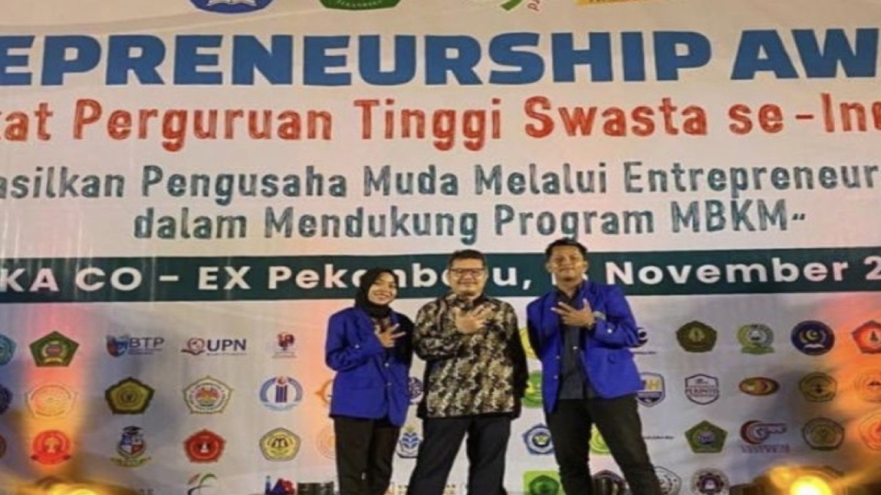 Wakil Rektor I UWGM Samarinda, M Astri Yulidar Abbas SE MM bersama dua Mahasiswa saat mengikuti kompetisi Enterprenuership Award ( EA) VI 2022 di Riau. ANTARA/Diskominfo Kaltim