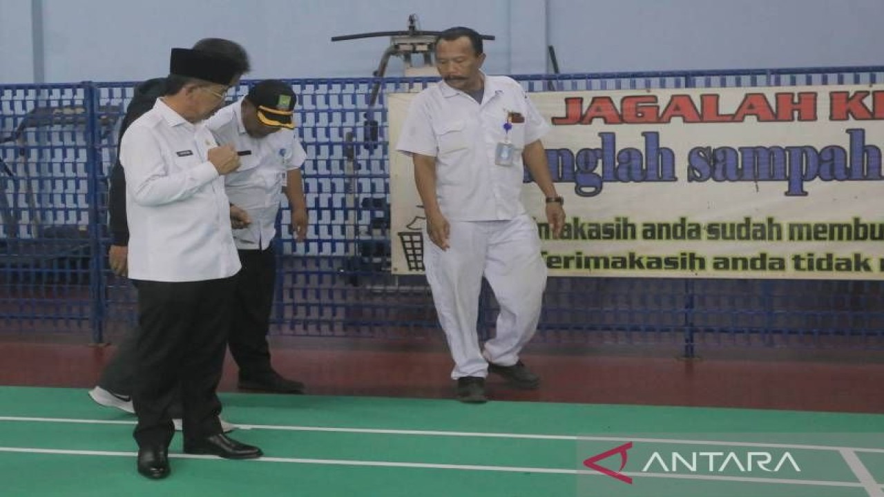Wakil Wali Kota Tangerang Sachrudin (kiri) saat meninjau Lapangan Sepak Bola di kawasan PT. Roda Prima Lancar (RPL) Kelurahan Jatiuwung, Rabu. ANTARA/Achmad Irfan