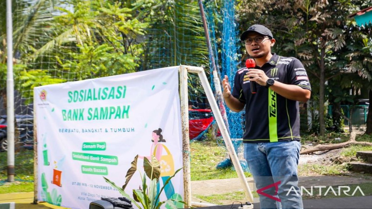 Wakil Wali Kota Tangerang Selatan Pilar Saga Ichsan pada peresmian Bank Sampah di RW 20 Villa Dago Tol akhir pekan lalu.