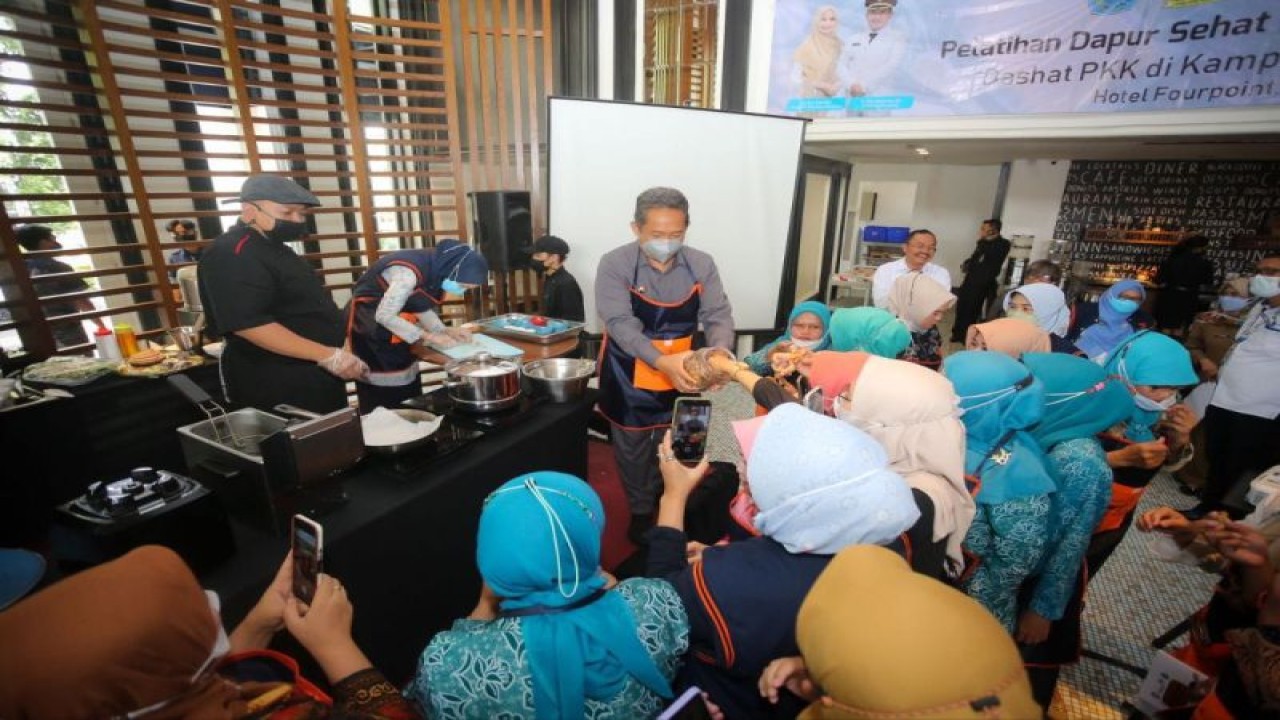 Wali Kota Bandung Yana Mulyana saat kegiatan pelatihan Dashat di Kota Bandung, Jawa Barat, Senin (14/11/2022). (ANTARA/HO-Humas Pemkot Bandung)