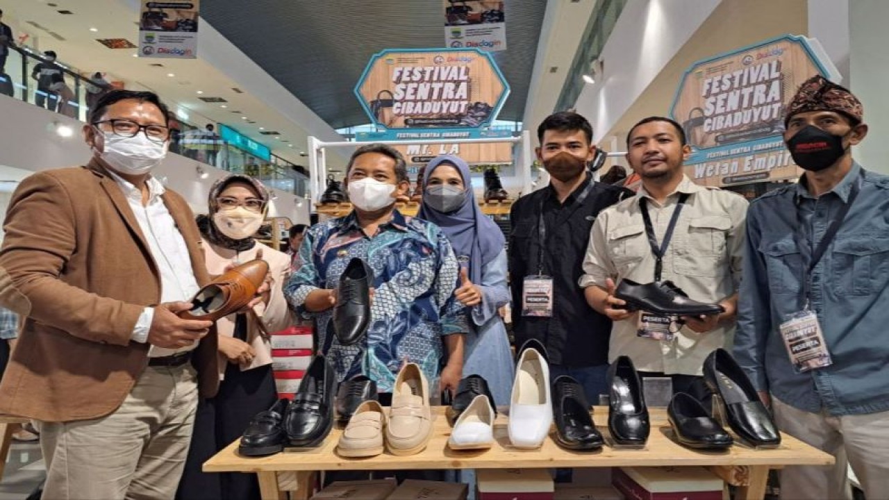 Wali Kota Bandung meninjau pameran UMKM sepatu produksi kawasan Cibaduyut, Kota Bandung, Jawa Barat. (ANTARA/HO-Humas Pemkot Bandung)