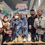 Wali Kota Bandung meninjau pameran UMKM sepatu produksi kawasan Cibaduyut, Kota Bandung, Jawa Barat. (ANTARA/HO-Humas Pemkot Bandung)-1668419735