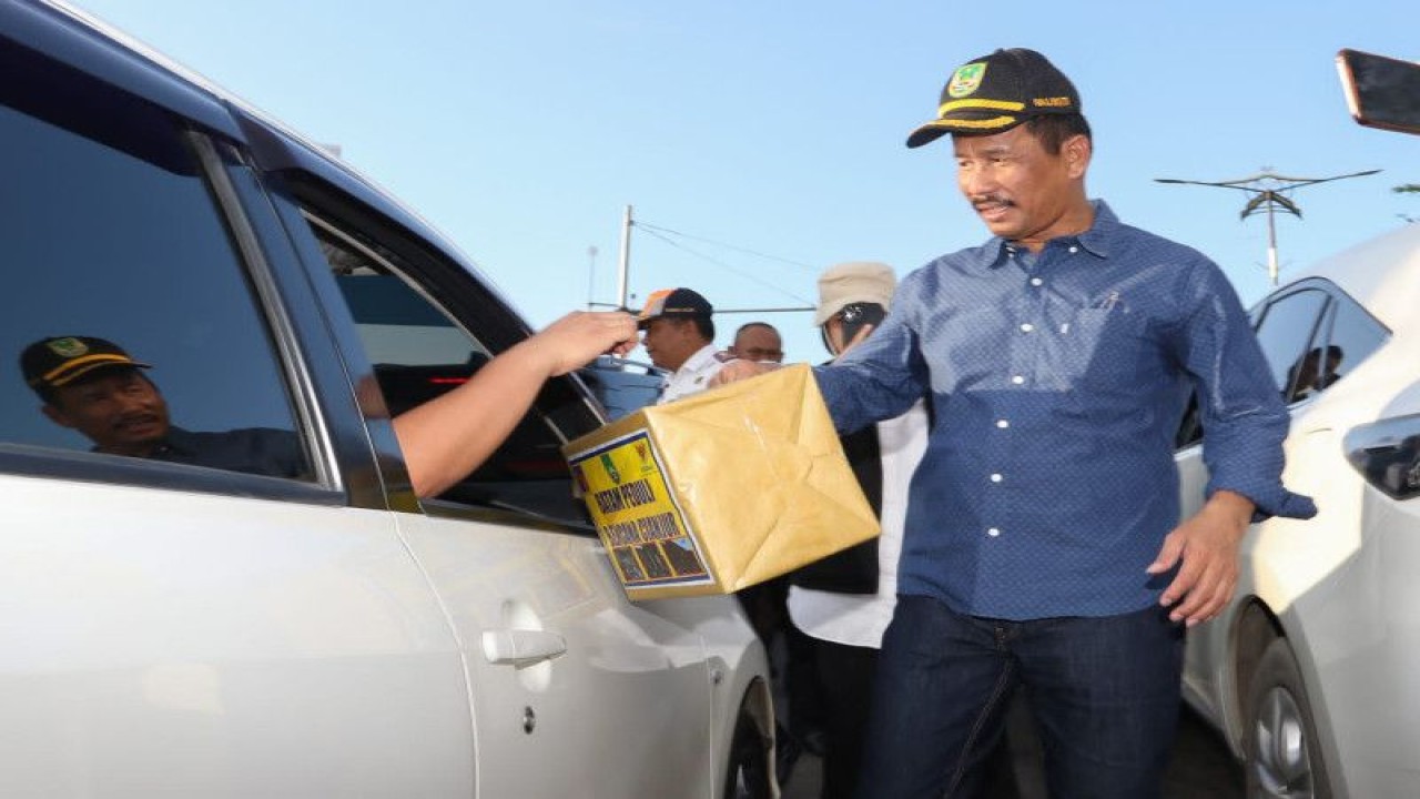 Wali Kota Batam Muhammad Rudi meninjau penggalangan dana untuk korban gempa Cianjur (ANTARA/HO-Pemkot Batam)