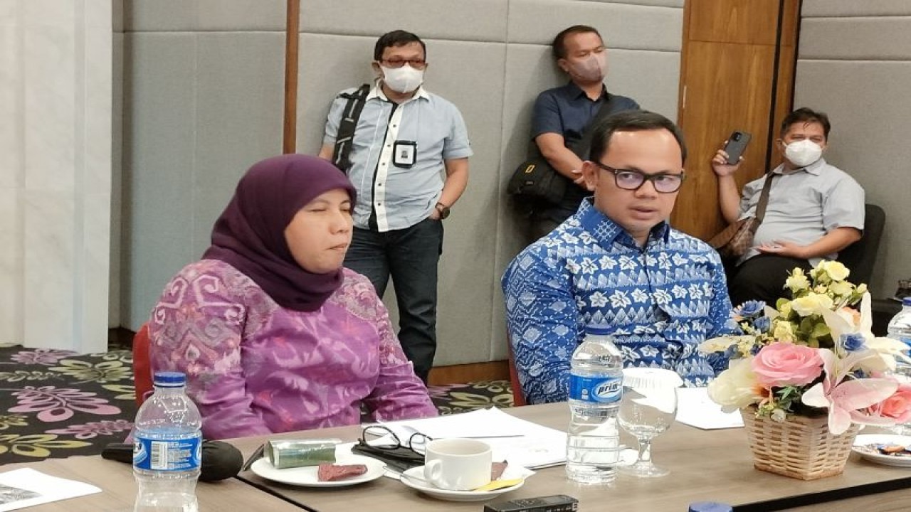 Wali Kota Bogor Bima Arya (kanan) bersama Wakil Ketua Komisi VIII DPR RI Diah Pitaloka (kiri) dalam acara kunjungan kerja Komisi VIII DPR RI di Hotel Swissbell-Inn Bogor, Jumat (4/11/2022). (ANTARA/Linna Susanti)