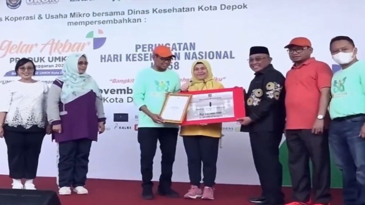 Wali Kota Depok Mohammad Idris ketika memberikan penghargaan kepada pihak Rumah Sakit Universitas Indonesia. (ANTARA/Foto: Humas RSUI)