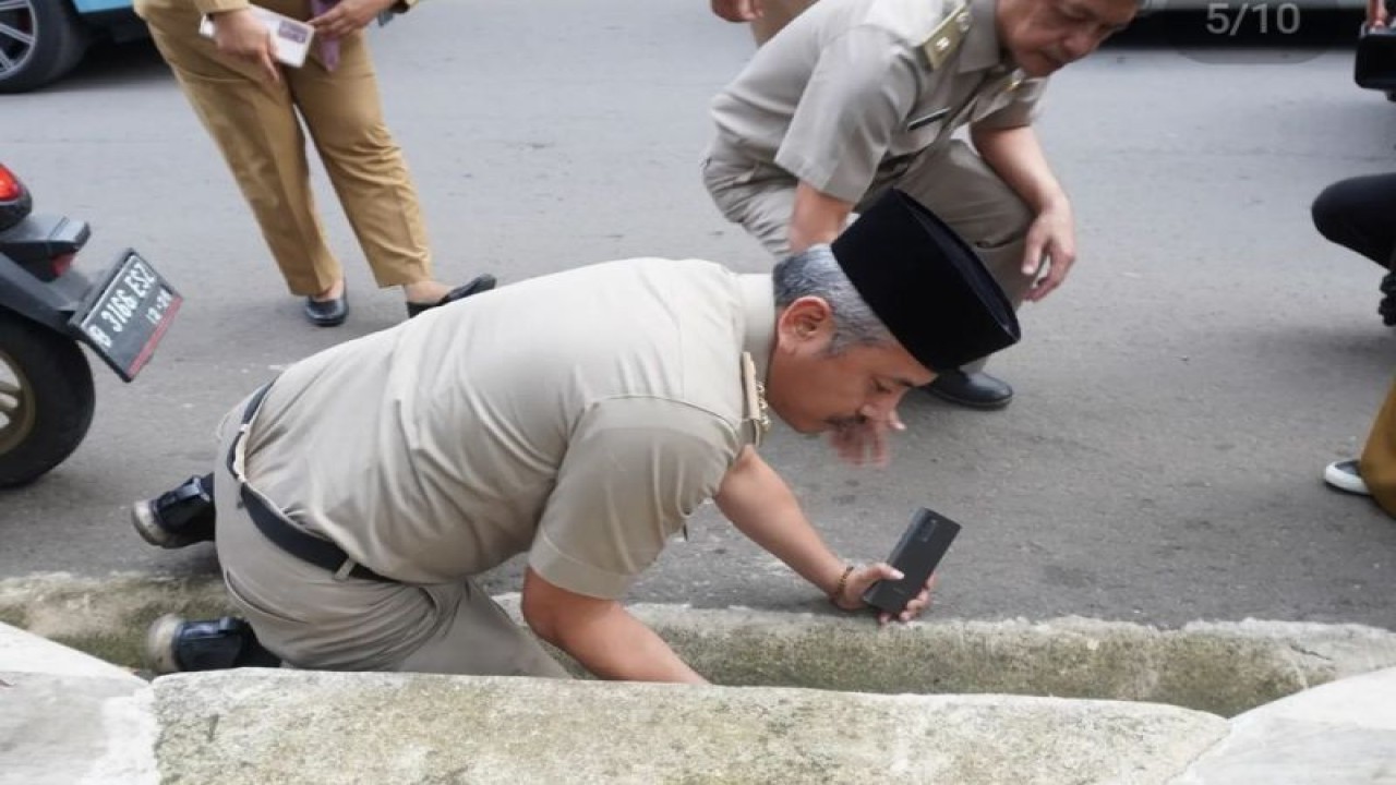 Wali Kota Jakarta Barat, Yani Wahyu Purwoko memeriksa saluran air di kawasan Tanjung Duren, Jakarta Barat, Senin (7/11/2022). ANTARA / Ho-Wali Kota Jakarta Barat