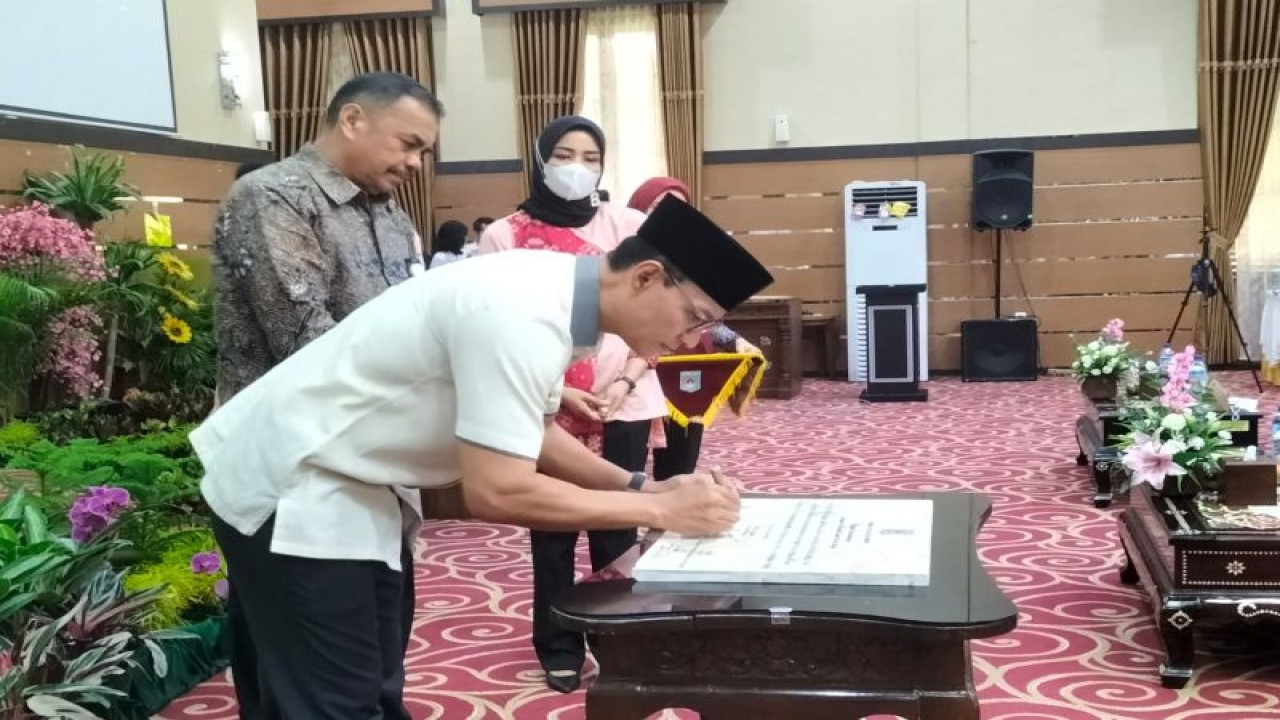 Wali Kota Mataram H Mohan Roliskana menandatangani Komitmen Bersama Pencanangan Gerakan Nasional Sadar Tertib Arsip (GNSTA) Lingkup Pemerintah Kota Mataram, Provinsi Nusa Tenggara Barat, Rabu (16/11-2022). (FOTO ANTARA/HO-Humas Pemkot Mataram)