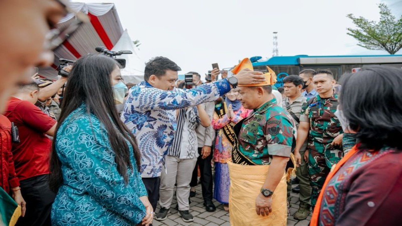 Wali Kota Medan Bobby Nasution memasangkan tengkuluk kepada Kasad Jenderal TNI Dudung Abdurachman di Belawan, Medan, Kamis (27/10/2022). (ANTARA/HO-Diskominfo Kota Medan)
